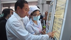 Cán bộ y tế hướng dẫn sử dụng các tiện ích khi triển khai bệnh án điện tử tại bệnh viện.