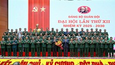 Tổng Bí thư Tô Lâm và Chủ tịch nước Lương Cường với các đại biểu được bầu đi dự Đại hội đại biểu toàn quốc lần thứ XIV của Đảng.