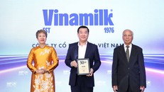Đại diện Vinamilk - Ông Đỗ Thanh Tuấn, Giám đốc Đối ngoại - nhận vinh danh Top 50 Công ty kinh doanh hiệu quả nhất Việt Nam 2025. Ảnh: Nguyễn Hoàng
