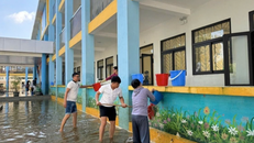 Giáo viên, nhân viên Trường Trung học Cơ sở Nam Phương Tiến A dọn vệ sinh trường lớp sau nhiều ngày bị ngập sâu. Ảnh: Nguyễn Cúc