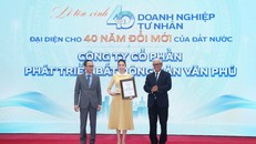 Đại diện Văn Phú nhận vinh danh Top 40 doanh nghiệp tư nhân tiêu biểu đại diện cho 40 năm đổi mới của đất nước