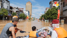 Lực lượng cứu trợ từ khắp nơi tập trung về Thái Nguyên giúp dân khắc phục hậu quả bão lũ. 