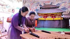 Du khách trải nghiệm đàn T'rưng.