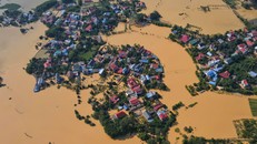 Tính đến ngày 11/10, mưa lũ đã làm 1.577 nhà bị thiệt hại, hư hỏng nặng; 230.197 nhà bị ngập. Ảnh: Hòa Nam/TTXVN.