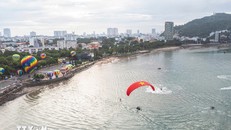 Các hoạt động thể thao nước, khinh khí cầu trình diễn tại khu vực Bãi Trước (phường Vũng Tàu) thu hút đông đảo người dân, du khách check-in, trải nghiệm. Ảnh: TTXVN.