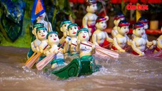 Từ một vật vô tri, vô giác, các nghệ nhân đã "thổi hồn" vào từng con rối một cách sống động khiến người xem không thể rời mắt.