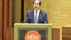 Bộ trưởng Bộ Giáo dục và Đào tạo Nguyễn Kim Sơn trình bày Tờ trình về 03 dự án luật: Luật sửa đổi, bổ sung một số điều của Luật Giáo dục; Luật Giáo dục đại học (sửa đổi); Luật Giáo dục nghề nghiệp (sửa đổi). Ảnh: Minh Đức/TTXVN.