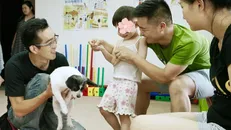 anh Ngô Kỳ (Wu Qi), người được mệnh danh là “cha đẻ" của phương pháp chó cưng trị liệu tại Trung Quốc.