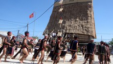 Nhà rông sừng sững ở vị trí trung tâm của làng bản, như vị thần hộ mệnh chở che cho toàn bộ cộng đồng. Ảnh: TTXVN.