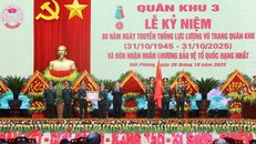 Chủ tịch nước Lương Cường trao Huân chương Bảo vệ Tổ quốc hạng Nhất tặng Quân khu 3. Ảnh: Lâm Khánh/TTXVN.