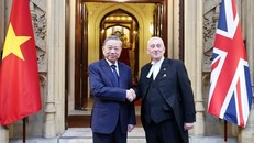 Tổng Bí thư Tô Lâm hội kiến Chủ tịch Hạ viện Anh Lindsay Hoyle. Ảnh: Thống Nhất/TTXVN.