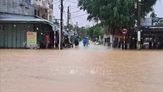 Người dân ở Phường Hòa Xuân (Đà Nẵng) tự sơ tán để tránh lũ vào chiều 29/10. Ảnh: Kha Phạm/TTXVN.