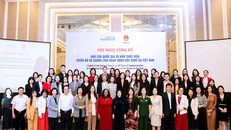 Các đại biểu tham dự hội nghị chụp hình lưu niệm.