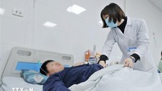 Điều trị cho bệnh nhi mắc sốt xuất huyết tại Bệnh viện Thanh Nhàn. Ảnh: Minh Quyết/TTXVN.