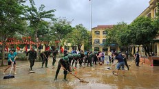 Các chiến sĩ Trung đoàn 6, Bộ Chỉ huy Quân sự thành phố Huế hỗ trợ nhân dân dọn dẹp vệ sinh sau mưa lũ. Ảnh: Mai Trang/TTXVN.