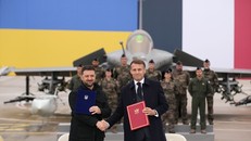 Tổng thống Pháp Emmanuel Macron (phải) và Tổng thống Ukraine Volodymyr Zelensky trao đổi thoả thuận quốc phòng ngày 17/11. Ảnh: CNN.