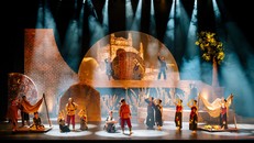 Nhạc kịch "Giấc mơ Chí Phèo" đang là một tác phẩm nghệ thuật biểu diễn thành công vì đã duy trì được lịch diễn đều đặn trong một năm qua. Ảnh: TTXVN.