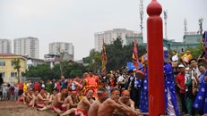 Kéo co ngồi: Di sản văn hóa phi vật thể độc đáo tại Lễ hội Đền Trấn Vũ. Ảnh: VGP/MT.