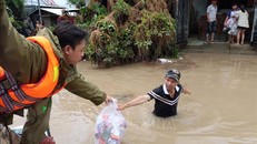 Lực lượng Công an tỉnh Đắk Lắk tiếp tế lương thực cho người dân ở vùng ngập sâu ven sông Bánh Lái. Ảnh: Đỗ Trưởng/TTXVN.