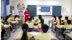 Một tiết học của học sinh trường Tiểu học Tân Tiến, thành phố Bắc Giang sử dụng trí tuệ nhân tạo thiết kế video về cách xử lý tình huống trong cuộc sống. Ảnh: Đồng Thúy/TTXVN.