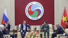 Thiếu tướng Đặng Hồng Triển, Tổng Giám đốc Trung tâm Nhiệt đới Việt-Nga tiếp Phó Chủ tịch thứ nhất Hội đồng Liên bang Quốc hội Liên bang Nga Andrey Vladimirovich Yatskin.