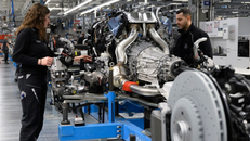 Công nhân làm việc tại một nhà máy sản xuất ôtô ở Sindelfingen, Đức.