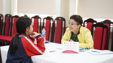 Học sinh thi nói tiếng Anh với người nước ngoài.