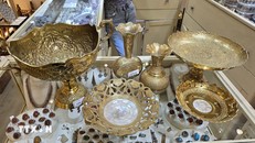 Đĩa đựng hoa quả, đồ ăn bằng đồng của người Arab được chạm khắc tinh xảo. Ảnh: Nguyễn An/TTXVN.