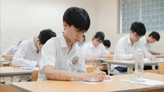 Thí sinh chuẩn bị làm bài thi trong Kỳ thi tuyển sinh vào lớp 10 công lập năm học 2025 - 2026 tại điểm thi trường THPT Nguyễn Gia Thiều (Hà Nội). Ảnh: Minh Quyết/TTXVN.