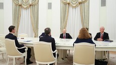 Tổng thống Nga Vladimir Putin và đặc phái viên của Tổng thống Mỹ Donald Trump, ông Steve Witkoff tại cuộc gặp ở Moskva tối 2/12/2025. Ảnh: ABC News.