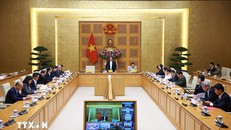 Thủ tướng Phạm Minh Chính chủ trì họp triển khai “Chiến dịch Quang Trung” thần tốc xây dựng nhà ở cho các gia đình bị thiệt hại do thiên tai tại miền Trung. Ảnh: Dương Giang/TTXVN.