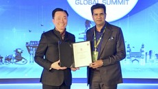 Ông Phạm Sanh Châu (trái), Tổng Giám đốc Vingroup Châu Á kiêm Tổng Giám đốc VinFast Châu Á, và ông Sanjay Kumar, Thứ trưởng Bộ Công thương, Chính quyền Bang Telangana, tại buổi lễ ký kết.