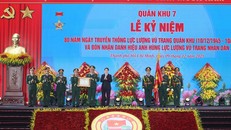 Chủ tịch nước Lương Cường trao danh hiệu Anh hùng Lực lượng Vũ trang Nhân dân tặng Quân khu 7. Ảnh: Lâm Khánh/TTXVN.