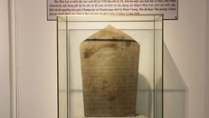 Bảo vật quốc gia bia Hòa Lai đang được trưng bày tại Bảo tàng tỉnh Khánh Hòa (Cơ sở 2, phường Phan Rang). Ảnh: Nguyễn Thành/TTXVN.