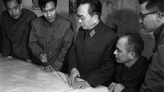 Đại tướng Võ Nguyên Giáp thăm Bộ Tư lệnh Quân chủng Phòng không-Không quân, ngày 30/12/1972, lực lượng nòng cốt cùng quân và dân Thủ đô đập tan cuộc tập kích chiến lược bằng không quân của Mỹ vào Hà Nội. Ảnh: TTXVN.