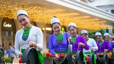 Hàng trăm đồng bào dân tộc Mường diễu hành trình diễn Chiêng Mường xung quanh khu vực Hồ Hoàn Kiếm (Hà Nội) hồi tháng 11 vừa qua. Ảnh: Minh Sơn/Vietnam+.