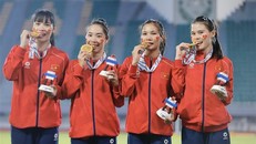 Hoàng Thị Minh Hạnh, Lê Thị Tuyết Mai, Nguyễn Thị Hằng, Nguyễn Thị Ngọc giành HCV nội dung 4x400m tiếp sức nữ. Ảnh: Minh Quyết/TTXVN.