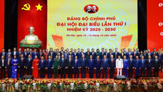 Đảng xác định tự chủ chiến lược trong thời kỳ mới. Trong ảnh: Tổng Bí thư Tô Lâm cùng các đồng chí lãnh đạo Đảng và Nhà nước với các đại biểu dự Đại hội đại biểu Đảng bộ Chính phủ lần thứ nhất.