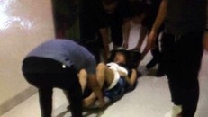 Người phụ nữ bị gãy đùi được lực lượng chức năng đưa đi bệnh viện - Ảnh người dân cung cấp