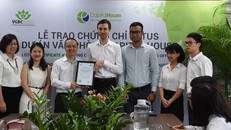  Đại diện Tập đoàn Capital House nhận chứng chỉ LOTUS cho dự án văn phòng Xanh