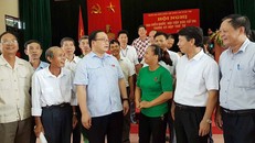 Bí thư Thành uỷ Hoàng Trung Hải trò chuyện với các cử tri thị xã Sơn Tây 