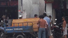 Căn nhà xảy ra vụ việc nằm trong con hẻm, người thân đang lo hậu sự.