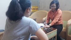 Bà Thanh (ngồi quay lưng) trình bày sự việc.