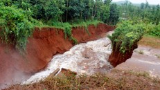 Đê hồ Gia Hoét 1 bị vỡ.