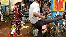 Vị trưởng công an xã Quảng Điền đá bay đồ của người vi phạm. Ảnh: Cắt từ clip.