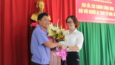 Đại diện Viện Kiểm sát nhân dân tặng hoa xin lỗi người bị truy tố oan.