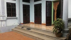 Hiện trường nơi cháu Nguyễn Thị Lanh bị đẩy từ tầng 2 xuống sân gạch 