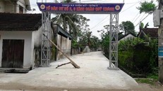 Con đường đô bê tông nhân dân xóm đóng góp làm hết 120 triệu đồng, xe tải chở ngói đi vào không lún đường nhưng bị "phạt" 20 triệu đồng