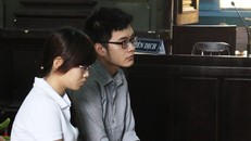 Gia Linh (trái) được cho là hỗ trợ Duy phi tang xác nạn nhân và khử mùi hôi ở phòng.