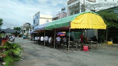 Bạn bè và người thân đến chia buồn cùng gia đình ông Phước